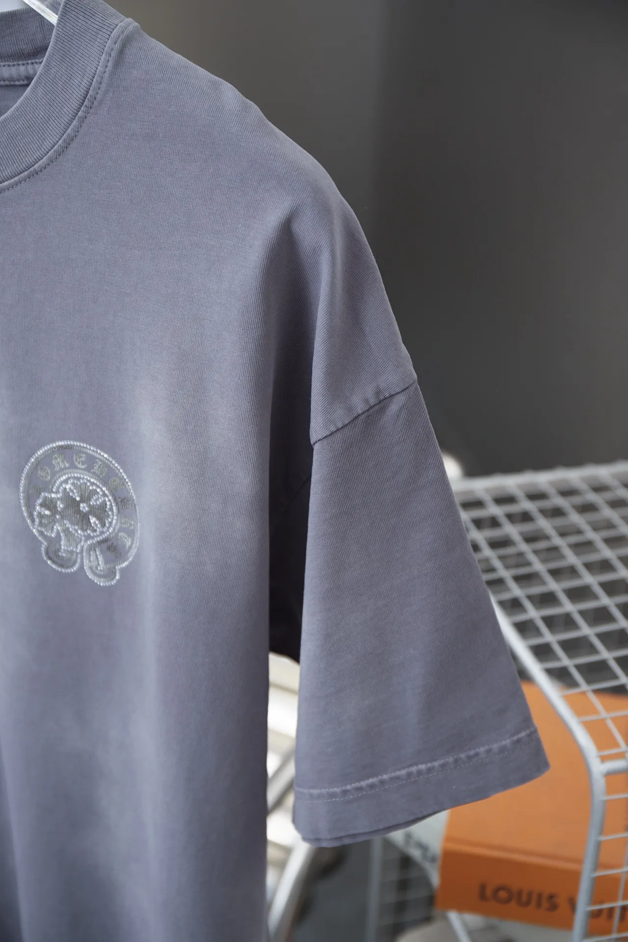🅿️230 Chrome Hearte 25SS early spring new style, canvas Chrome Hearte hot diamond short sleeves, light luxury, a must-have item for daily commuting for men and women, correct version, welcome to compare, detailed features · 280g 100% pure cotton double yarn jersey fabric · Special thickened 32 pieces of double-strand 1X1 thread in the same vat custom dyeing · Imported Australian matte pearlescent diamond ➕ canvas patch. Ready-made garments are dyed. Then do the faded fried snowflake process, then wash it to make it look old. Common washing improves the effect · Double-needle stitching and cross-stitch process · Original main mark, washed tag, branded moisture-proof paper packaging Color: black/blue/grey Size: S/M/L/XL
